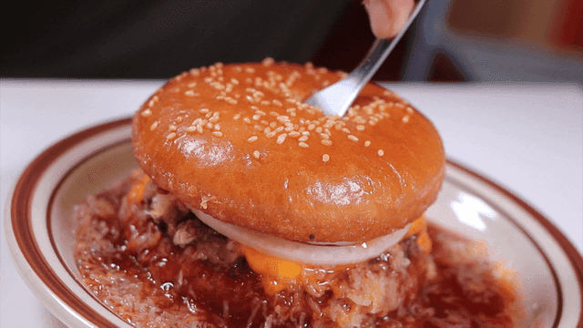 포크로 찌르는 육즙 가득한 햄버거