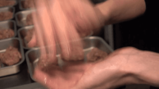 주방에서 고기 패티 준비하기