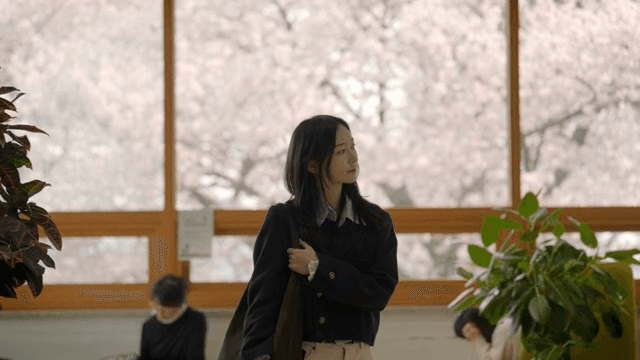 실내를 둘러보는 여성