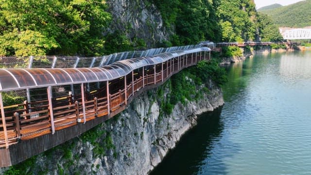 절벽을 따라 이어진 경치 좋은 산책로