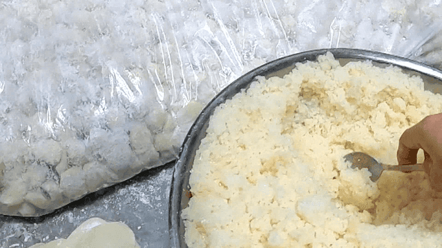 빠르게 속을 채워 만두를 준비하는 손