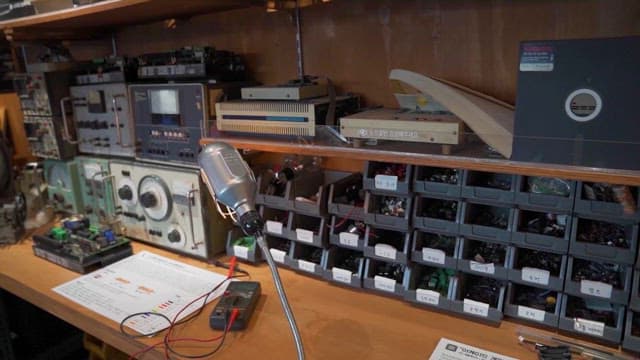 다양한 전자 부품이 있는 작업실