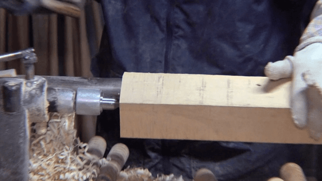 공구가 있는 작업장에서 목공 작업