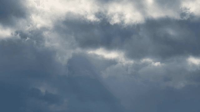 햇살이 비치는 구름 낀 하늘