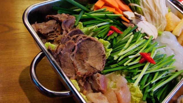 스지 전골 요리를 위해 냄비에 준비된 신선한 채소와 고기