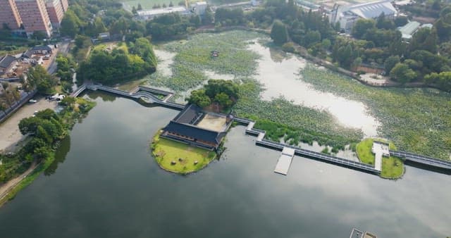 고요한 호수 위의 전통 한옥