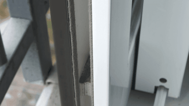 장갑을 끼고 창틀 점검