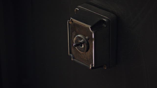 낡은 빈티지 토글 스위치를 켜는 손