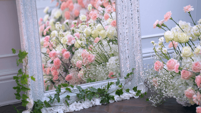 꽃다발을 비추는 거울