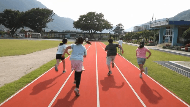 학교 트랙에서 달리는 아이들