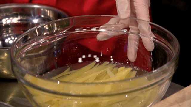 단무지에 식초를 뿌려 절이기