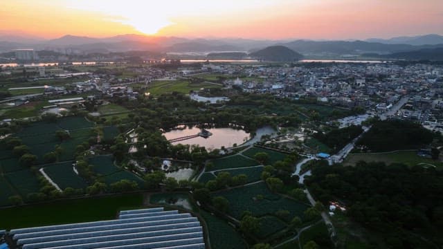 해질녘 공원이 보이는 경치 좋은 마을