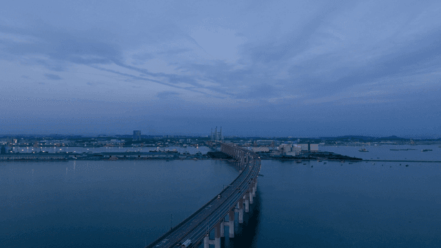 잔잔한 바다 위로 뻗은 다리