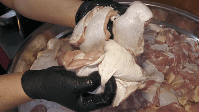 신선한 생닭 조각들