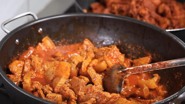 팬에서 요리 중인 제육볶음