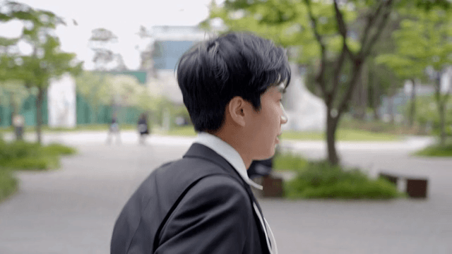 회사까지 뛰어가는 지각한 직장인 남성