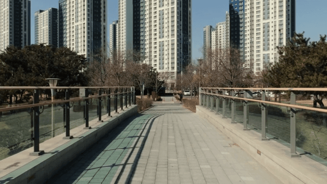 고층 건물이 있는 현대 도시의 산책로