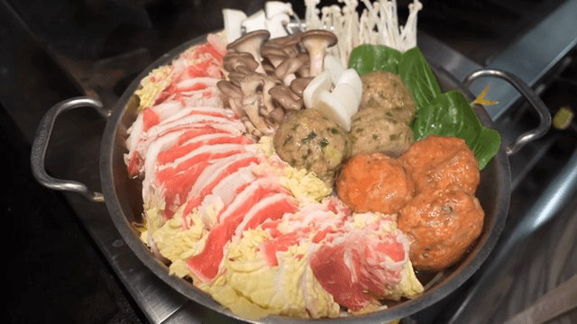 냄비 재료 위에 붓는 육수