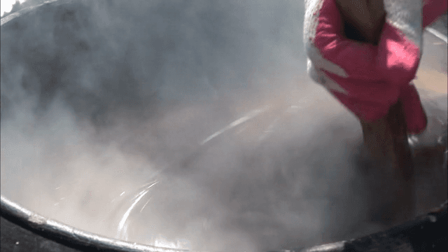 야외 솥에서 도토리묵 만드는 모습