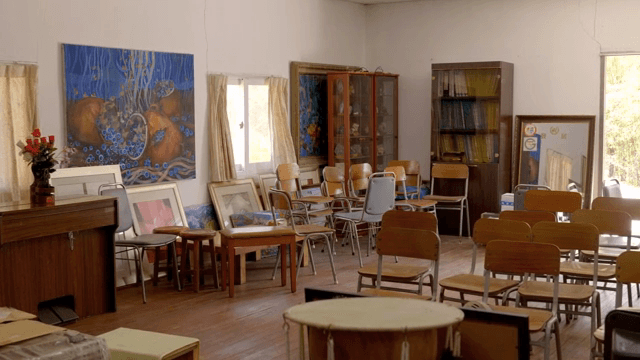 의자와 그림이 있는 빈 교실