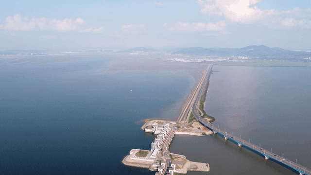 Bridge over vast sea