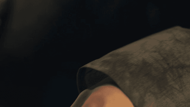 문서를 접어 내려놓는 손