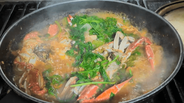 냄비에서 끓고 있는 꽃게탕