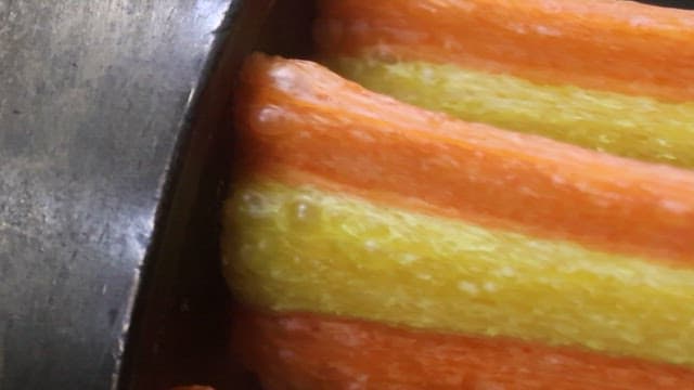 공장의 기계에서 뽑아져 나오는 색색깔의 쫀드기