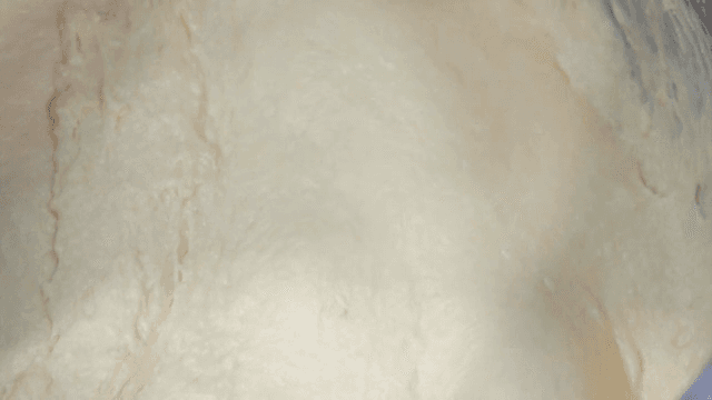 그릇에서 섞이는 부드러운 반죽