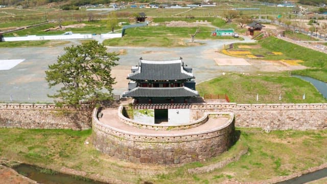 화창한 날 한국의 웅장한 전통 요새