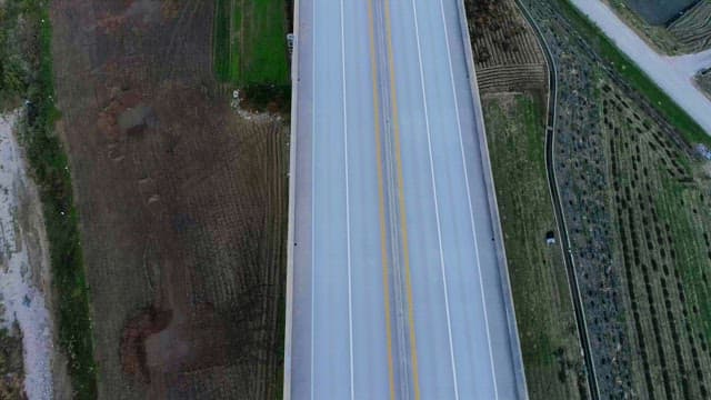 시골을 통과하는 고속도로