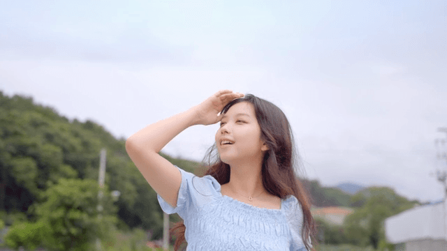 젊은 여성이 맑은 날씨를 즐기는 모습