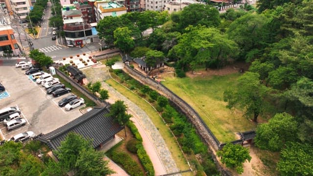 푸른 나무로 둘러싸인 한국 전통 가옥