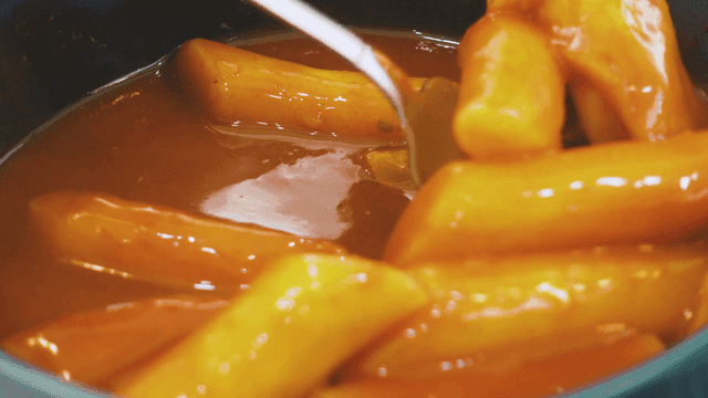 Tteokbokki eaten with fork