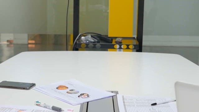 회의 중 명함을 주고 받는 사람들