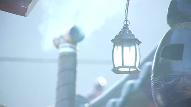 연기 나는 굴뚝과 등불