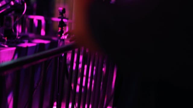 음료를 즐기며 공연 장면을 촬영하는 사람