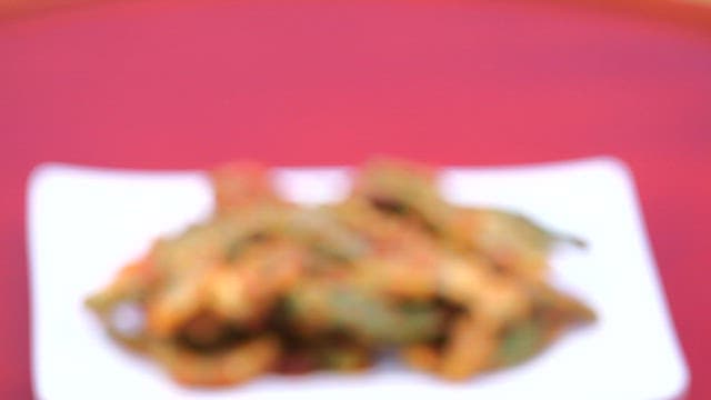 맛있게 양념되어 흰 접시에 담긴 꽈리고추찜