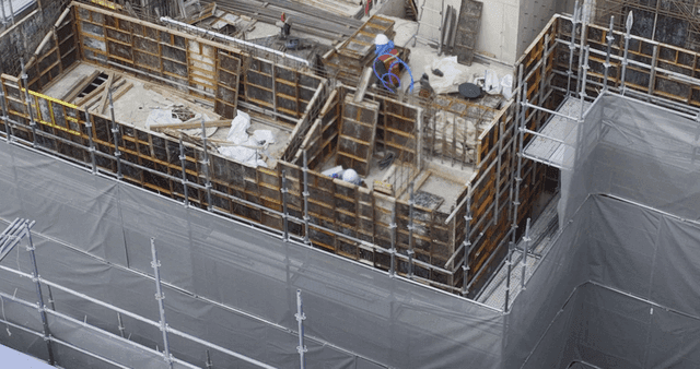 구조물을 짓는 건설 노동자들