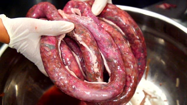 끓는 물에 순대를 삶기