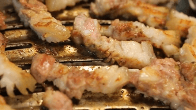 바비큐 그릴에서 삼겹살 굽기