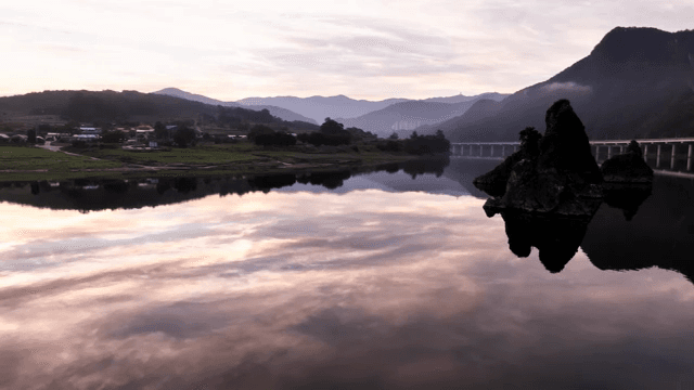 산을 배경으로 한 고요한 호수