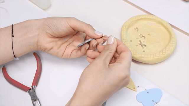 구슬로 장신구를 만드는 손