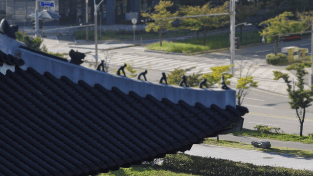 도로 배경으로 보이는 기와 처마 어처구니 장식