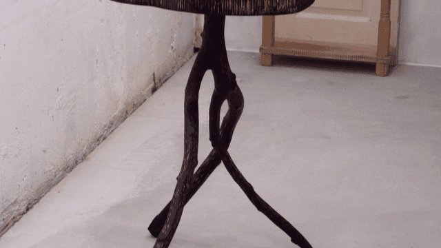 방 안의 예술적인 나무 조각