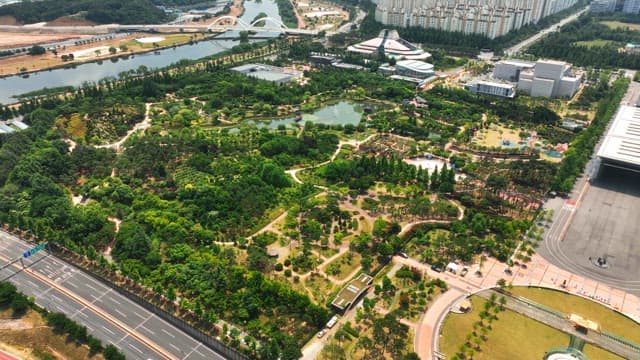 도시 속 푸른 공원의 항공 뷰