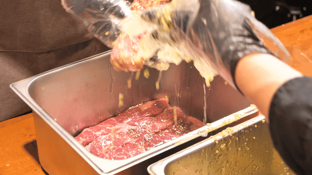 아보카도 소스로 고기 양념하는 요리사들