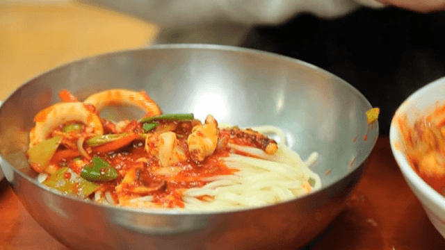 오징어볶음에 비벼먹는 국수