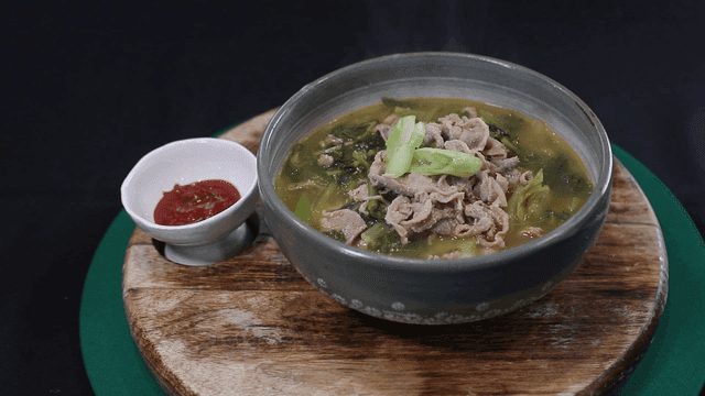 Warm thinly sliced ​​duck perilla seed soup in bowl