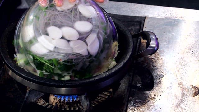 냄비에 재료를 넣는 장면